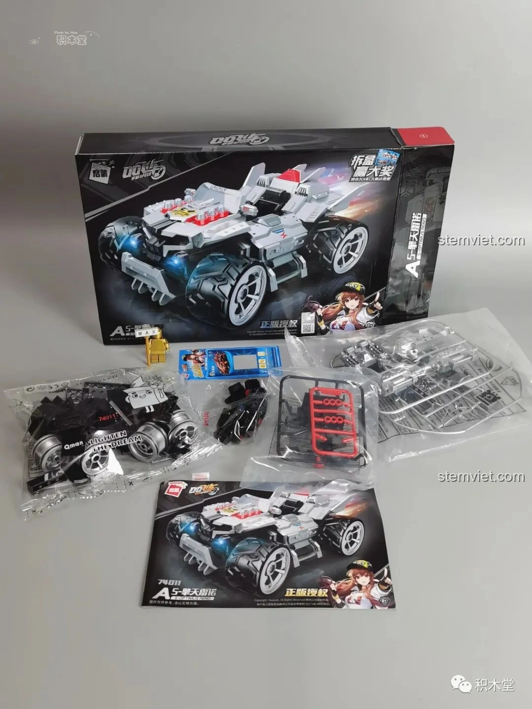 Toàn bộ linh kiện bên trong hộp đồ chơi lắp ráp Xe Đua S-擎天雷诺 QQ Phi Enlighten 74011, bao gồm túi mảnh ghép, sách hướng dẫn và decal.