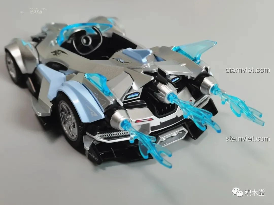 Cận cảnh phần đầu xe của mô hình xe đua Đại Q Bar Enlighten 74015, với thiết kế dễ thương và các chi tiết đèn.