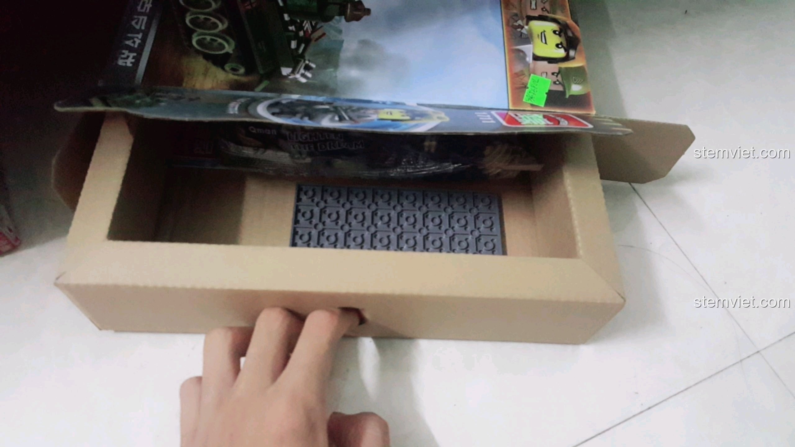 Lớp bìa cứng bảo vệ bên trong hộp đồ chơi lắp ráp Enlighten 1711 Xe Tăng Phản Công, giữ an toàn cho mảnh ghép.