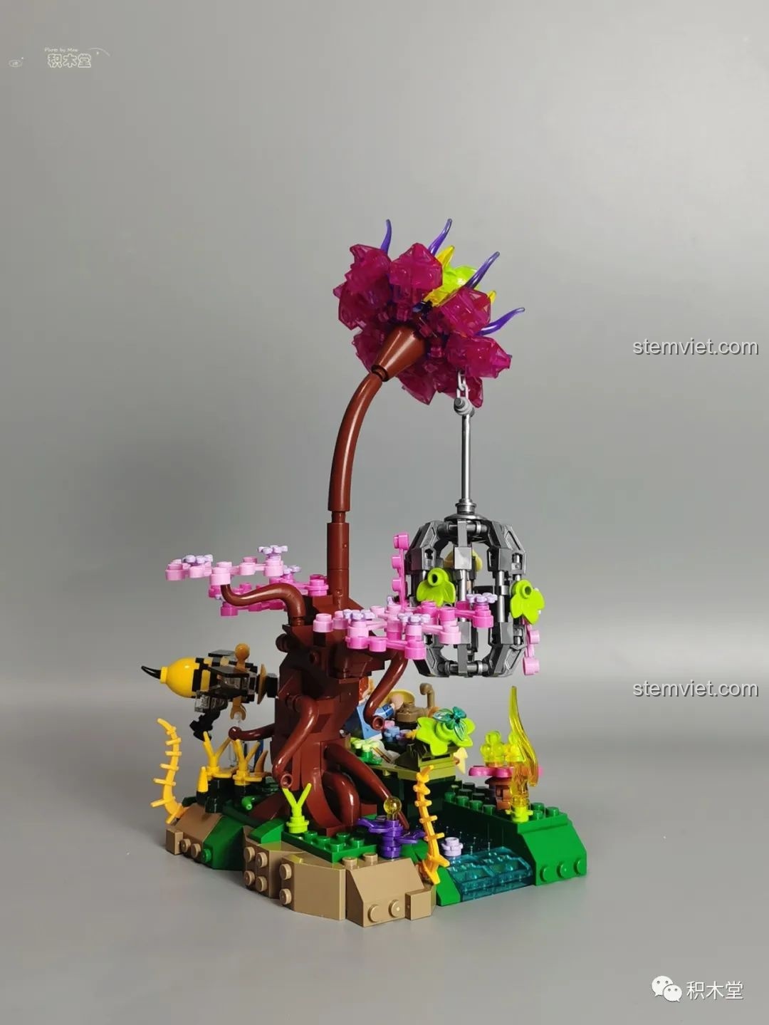 Góc nhìn chéo trái của mô hình Pantasy 15003 Ốc Sên Công Chúa, làm nổi bật chú ốc sên và bông hoa lớn.