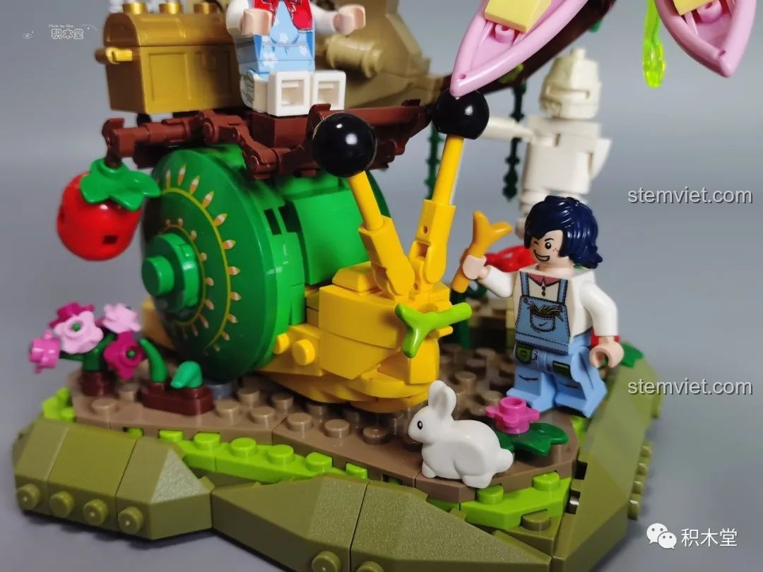 Tượng lính đang quỳ gối trong bộ Pantasy 15003 Ốc Sên Công Chúa, thêm yếu tố câu chuyện và bí ẩn cho mô hình.