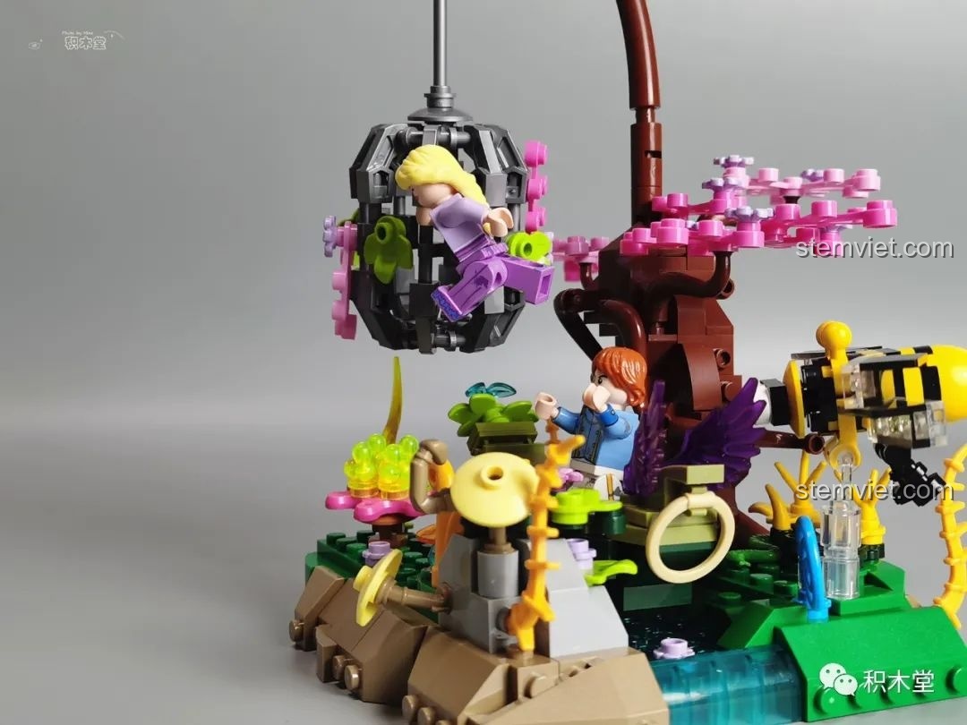 Cảnh quan sông nước trong bộ Pantasy 15002 Mỹ Nhân Trong Lồng, với dòng nước trong xanh và các chi tiết hoa lá ven bờ.