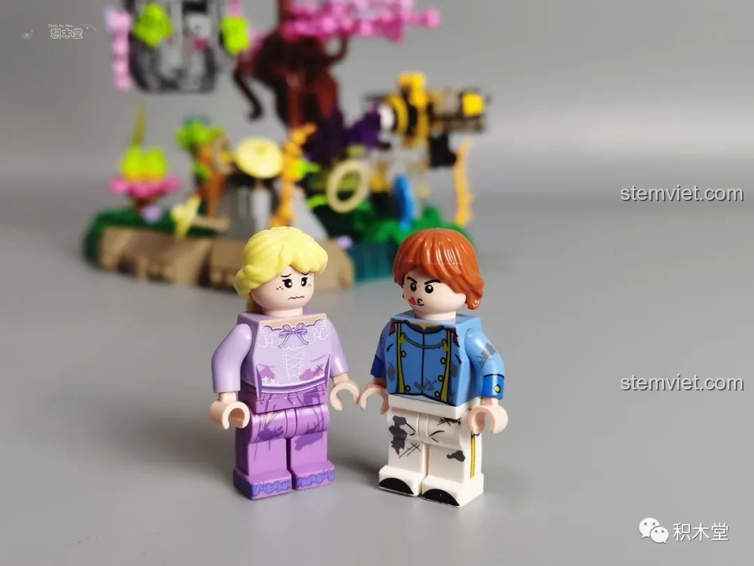 Góc nhìn cận cảnh các nhân vật công chúa và hoàng tử từ bộ Pantasy 15002 Mỹ Nhân Trong Lồng, thể hiện chi tiết in ấn.