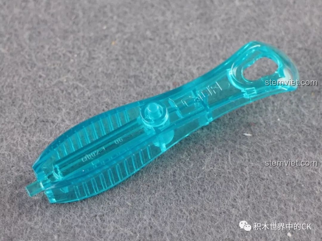 Cận cảnh dụng cụ tháo lắp mảnh ghép mới của CaDA, với thiết kế tiện lợi giúp gỡ các chi tiết kỹ thuật dễ dàng hơn.