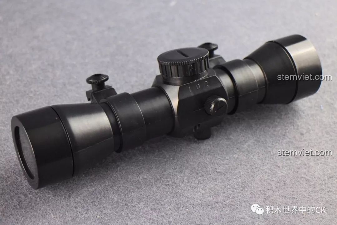 Kính ngắm quang học đi kèm bộ đồ chơi lắp ráp CaDA C61010 Súng trường Mauser 98K, một phụ kiện quan trọng tăng tính chân thực cho mô hình.