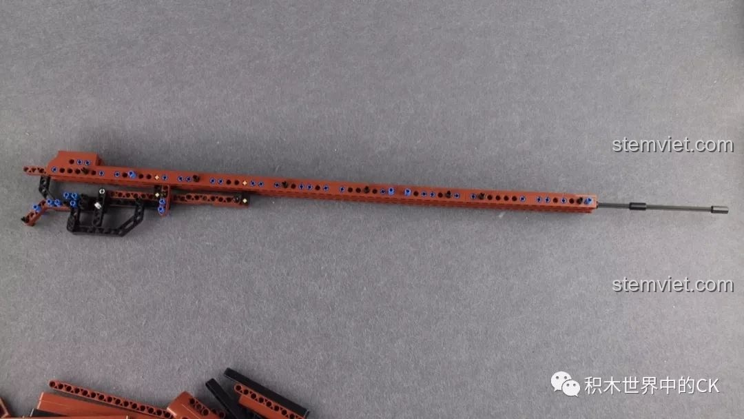 Tiếp tục lắp ráp phần thân chính của bộ CaDA C61010 Súng trường Mauser 98K, các mảnh ghép màu nâu và đen kết hợp tạo nên cấu trúc vững chắc.