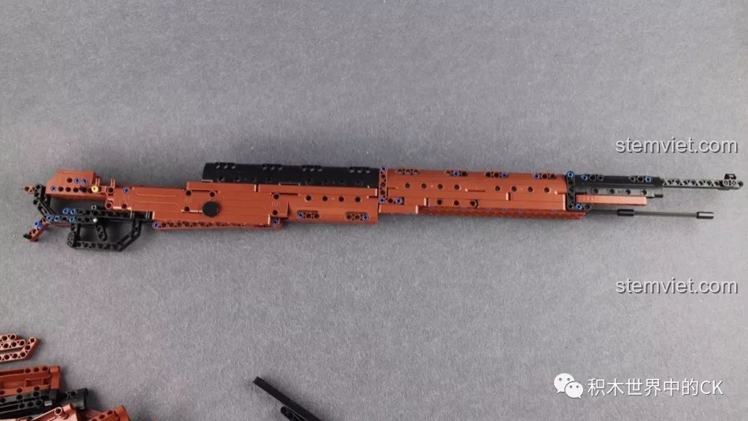 Vỏ ngoài của bộ CaDA C61010 Súng trường Mauser 98K đang được lắp ghép, che đi các chi tiết kỹ thuật bên trong và tạo hình dáng hoàn chỉnh.