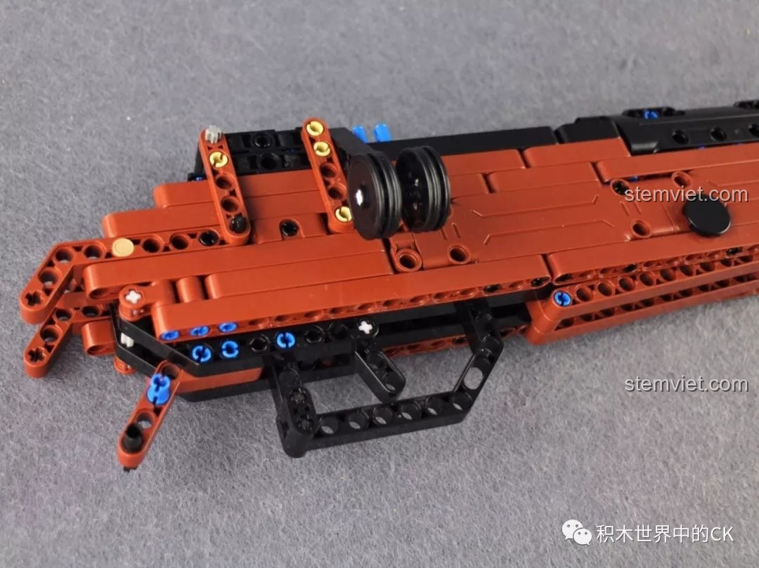 Báng súng của bộ CaDA C61010 Súng trường Mauser 98K đang được lắp ráp, cho thấy các chi tiết khớp nối và cơ chế hoạt động.