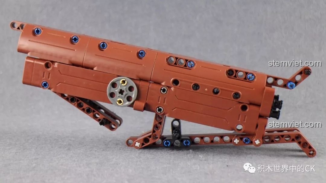 Cận cảnh chi tiết nòng súng của mô hình CaDA C61010 Súng trường Mauser 98K, thể hiện sự tỉ mỉ trong thiết kế.