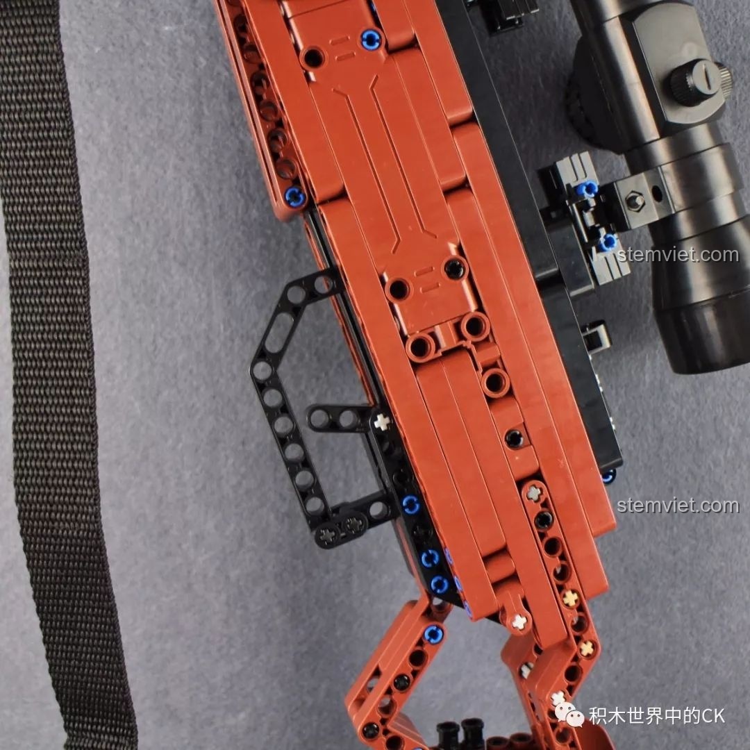 Hình ảnh qua kính ngắm của bộ CaDA C61010 Súng trường Mauser 98K ở chế độ 1, hiển thị hồng tâm màu đỏ giúp ngắm bắn chính xác hơn.