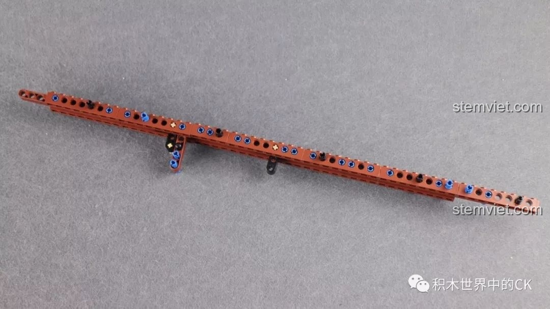 Bắt đầu quá trình lắp ráp bộ đồ chơi CaDA C61010 Súng mô hình Kar98k, phần thân súng dài và phức tạp đang dần được hoàn thiện.