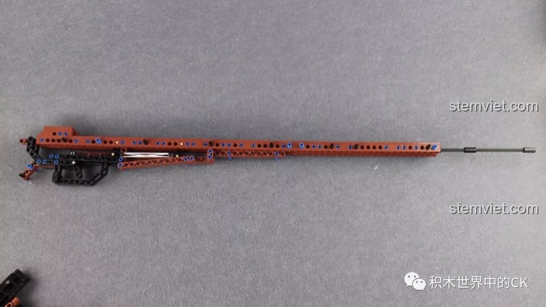 Phần thân súng của bộ đồ chơi CaDA C61010 Súng mô hình Kar98k gần hoàn thiện, cho thấy cấu trúc bên trong phức tạp và tỉ mỉ.