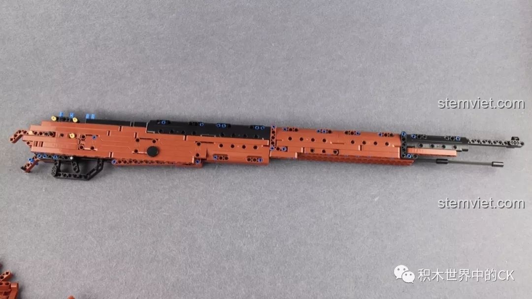 Phần A của mô hình súng CaDA C61010 Súng mô hình Kar98k đã hoàn thành, thể hiện một phần thân súng dài và chi tiết.