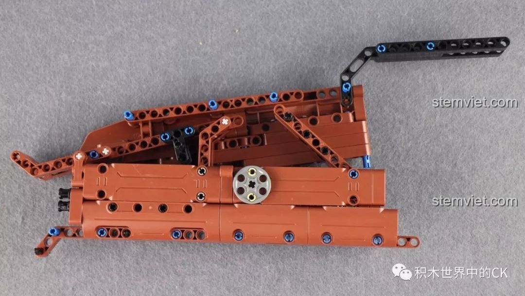 Cận cảnh kính ngắm quang học của bộ đồ chơi CaDA C61010 Súng mô hình Kar98k, một phụ kiện độc đáo tăng tính chân thực cho mô hình.