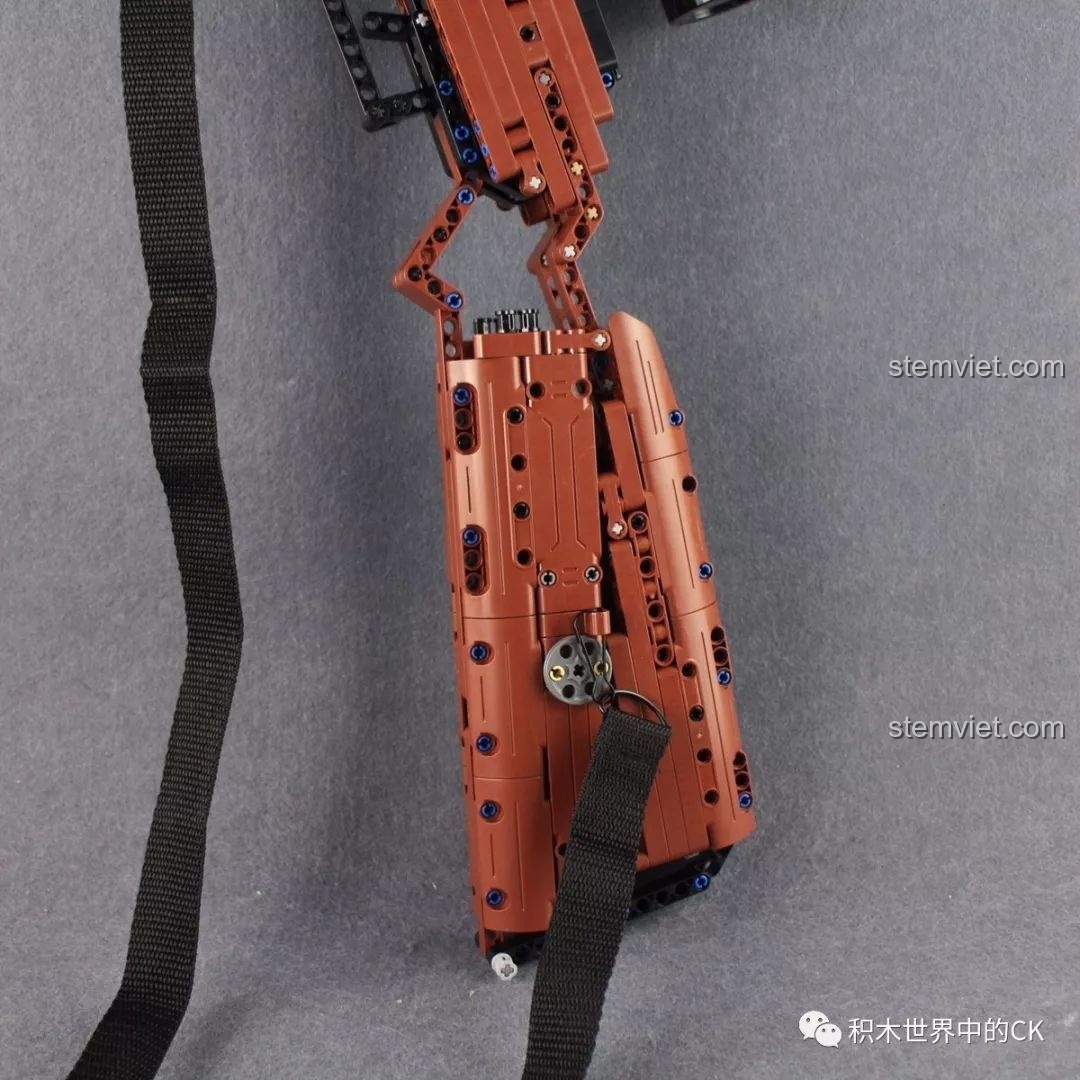 Hình ảnh qua kính ngắm của mô hình CaDA C61010 Súng mô hình Kar98k ở chế độ 2, hồng tâm đỏ trở nên rõ nét và đậm hơn.