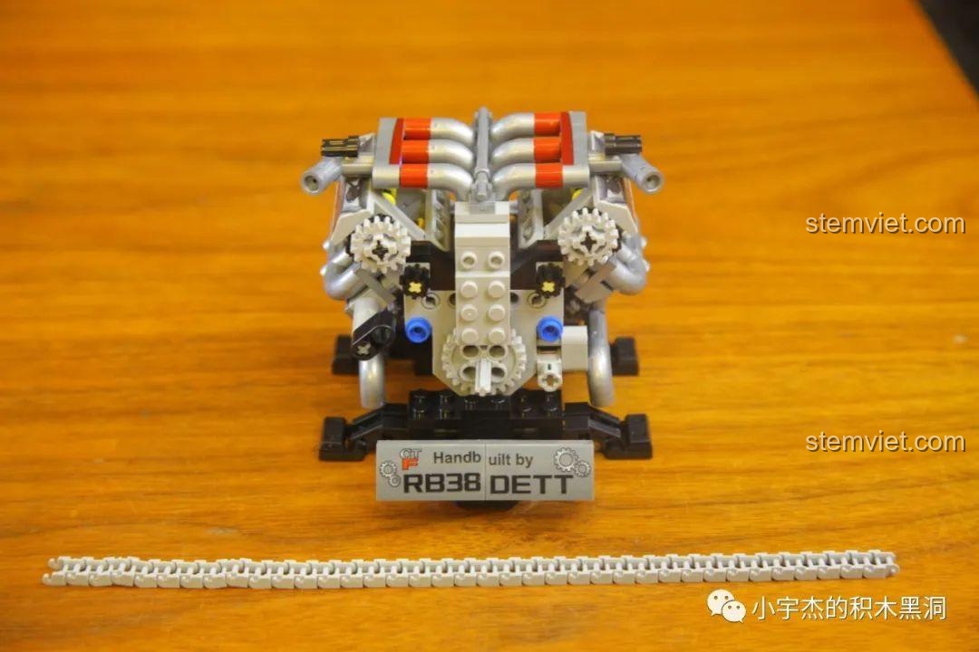 Ảnh 24 của bộ lắp ráp CaDA 8882 Mô hình Nissan GTR, chi tiết bánh răng động cơ. Đánh giá CaDA 8882 Mô hình Nissan GTR.