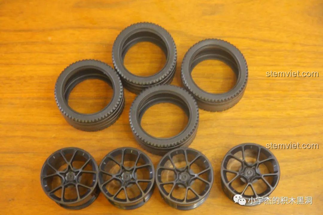 Ảnh 68 của bộ lắp ráp CaDA 8882 Mô hình Nissan GTR, bốn bánh xe đã lắp lốp. Đánh giá CaDA 8882 Mô hình Nissan GTR.