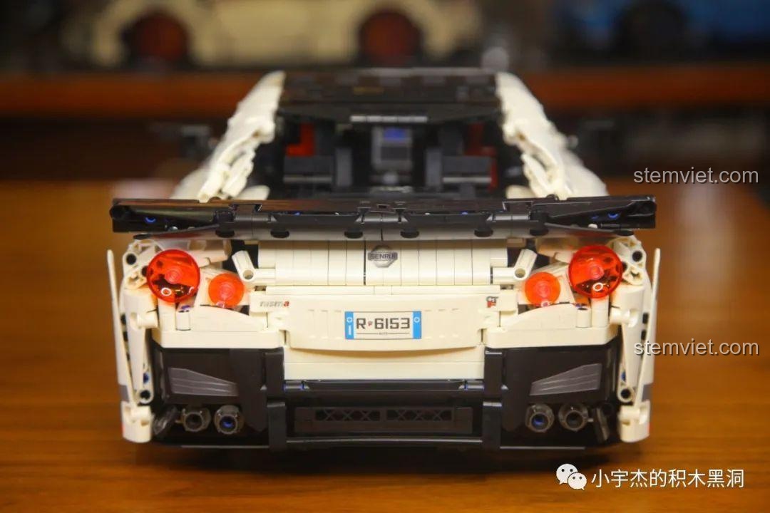 Ảnh 87 của bộ lắp ráp CaDA 8882 Mô hình Nissan GTR, cận cảnh đèn hậu. Đánh giá CaDA 8882 Mô hình Nissan GTR.