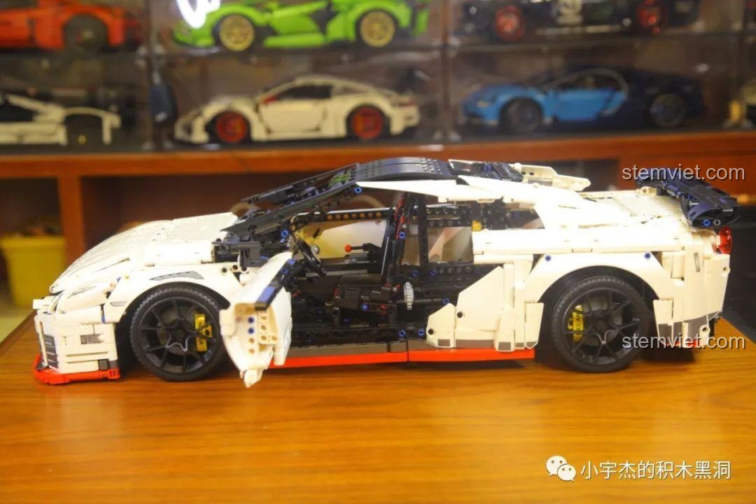 Ảnh 71 của bộ lắp ráp CaDA 8882 Mô hình Nissan GTR, cận cảnh khoang lái. Đánh giá CaDA 8882 Mô hình Nissan GTR.