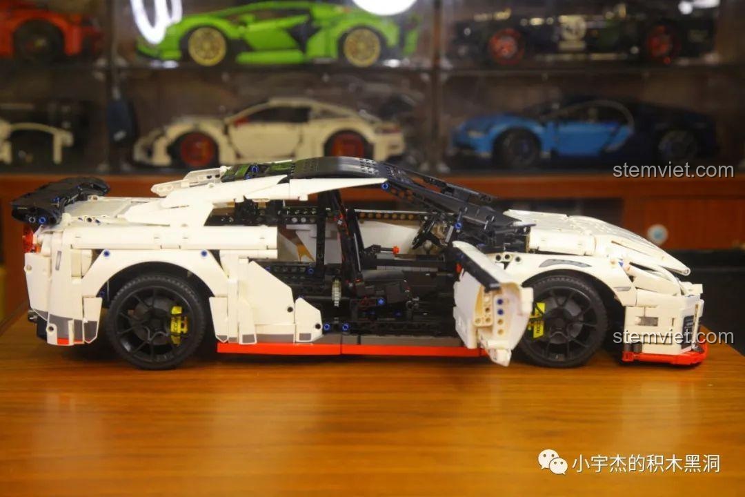 Ảnh 84 của bộ lắp ráp CaDA 8882 Mô hình Nissan GTR, cận cảnh cần số và phanh tay. Đánh giá CaDA 8882 Mô hình Nissan GTR.