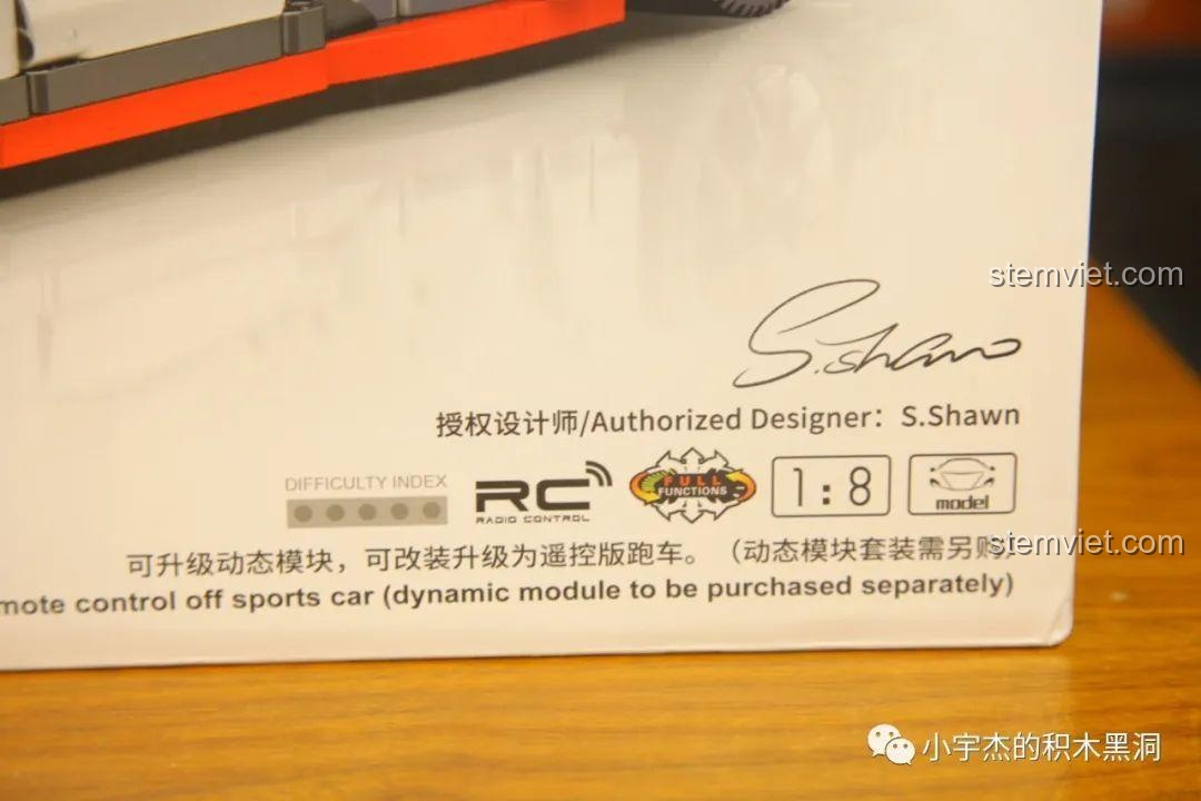 Ảnh 2 của bộ lắp ráp CaDA 8882 Mô hình Nissan GTR, chi tiết góc hộp với thông tin thiết kế. Đánh giá CaDA 8882 Mô hình Nissan GTR.