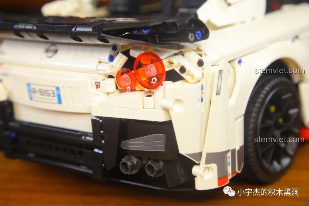 Ảnh 89 của bộ lắp ráp CaDA 8882 Mô hình Nissan GTR, cốp sau mở, lộ bình nitơ. Đánh giá CaDA 8882 Mô hình Nissan GTR.