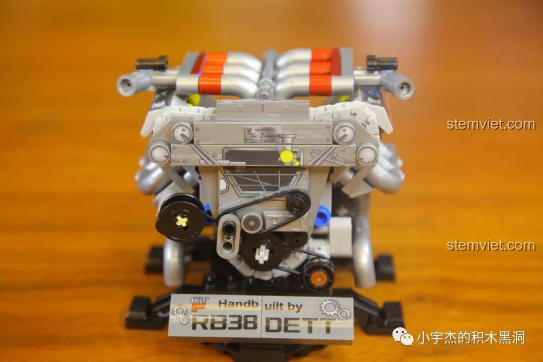 Ảnh 26 của bộ lắp ráp CaDA 8882 Mô hình Nissan GTR, chi tiết dây cao su trên động cơ. Đánh giá CaDA 8882 Mô hình Nissan GTR.