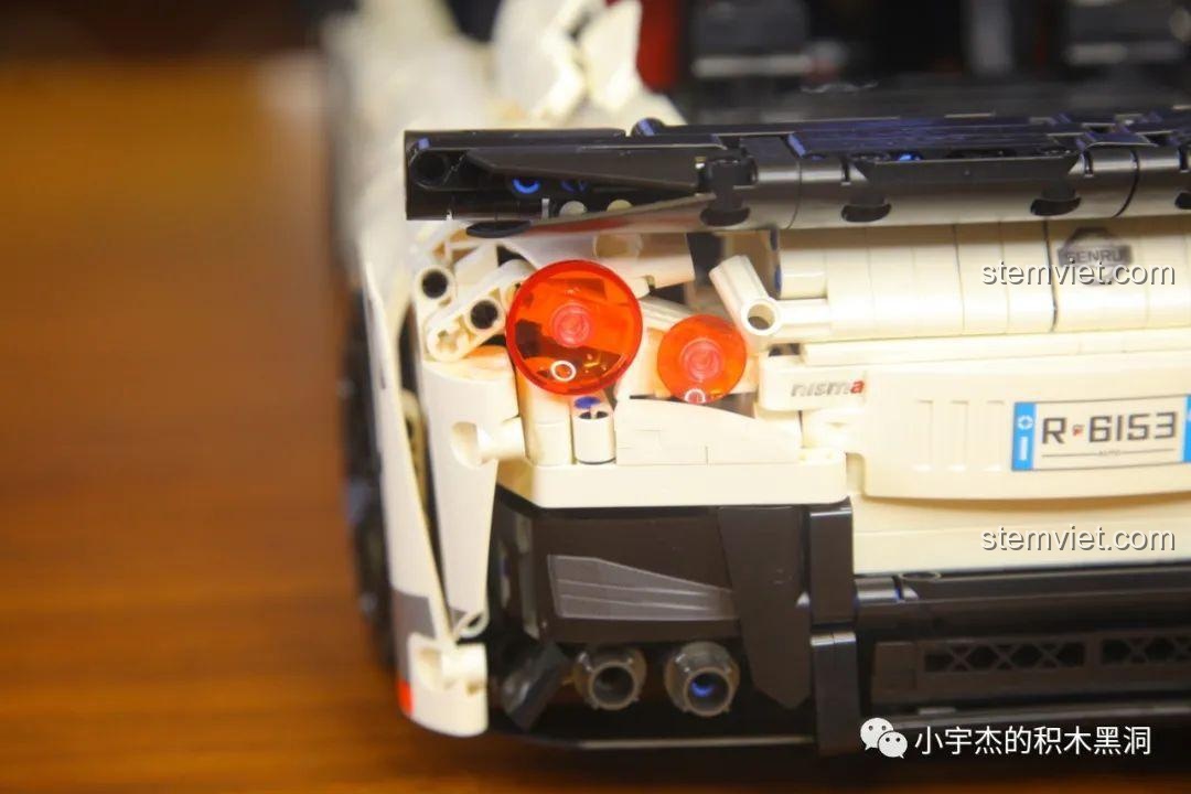 Ảnh 88 của bộ lắp ráp CaDA 8882 Mô hình Nissan GTR, góc nhìn khác của đèn hậu. Đánh giá CaDA 8882 Mô hình Nissan GTR.