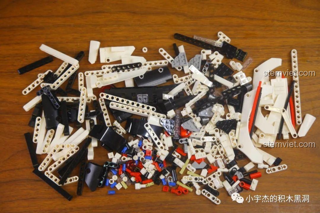 Ảnh 57 của bộ lắp ráp CaDA 8882 Mô hình Nissan GTR, phần đuôi xe đã lắp xong. Đánh giá CaDA 8882 Mô hình Nissan GTR.