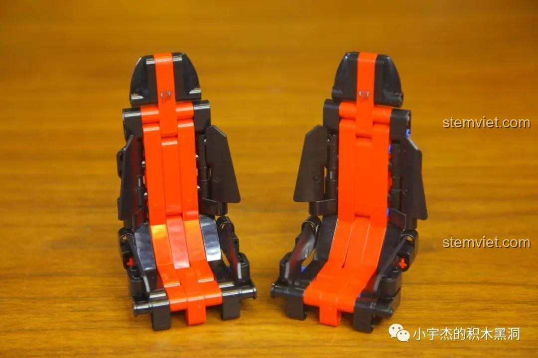 Ảnh 48 của bộ lắp ráp CaDA 8882 Mô hình Nissan GTR, hai chiếc ghế đã lắp xong. Đánh giá CaDA 8882 Mô hình Nissan GTR.