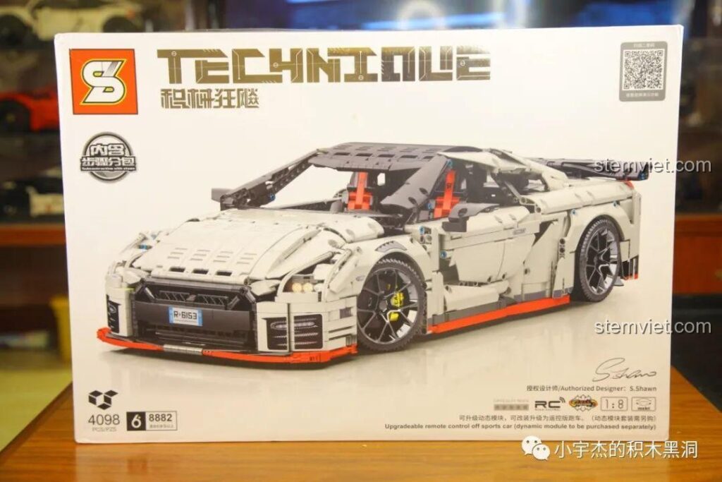 Ảnh 1 của bộ lắp ráp CaDA 8882 Mô hình Nissan GTR, hộp sản phẩm lớn với hình ảnh siêu xe. Đánh giá CaDA 8882 Mô hình Nissan GTR.