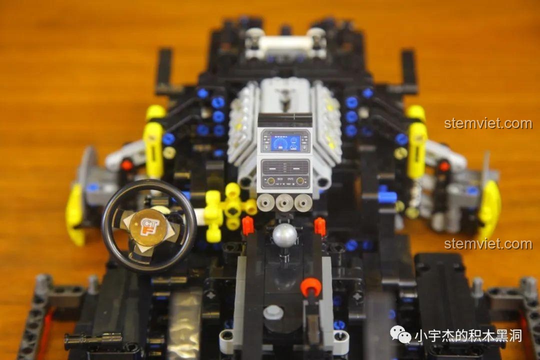 Ảnh 45 của bộ lắp ráp CaDA 8882 Mô hình Nissan GTR, khoang lái đang được lắp. Đánh giá CaDA 8882 Mô hình Nissan GTR.