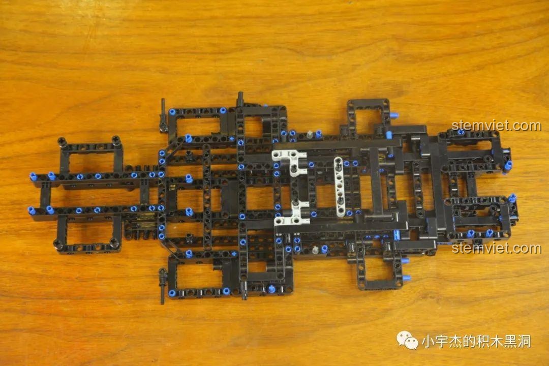 Ảnh 37 của bộ lắp ráp CaDA 8882 Mô hình Nissan GTR, khung gầm xe đang được lắp. Đánh giá CaDA 8882 Mô hình Nissan GTR.