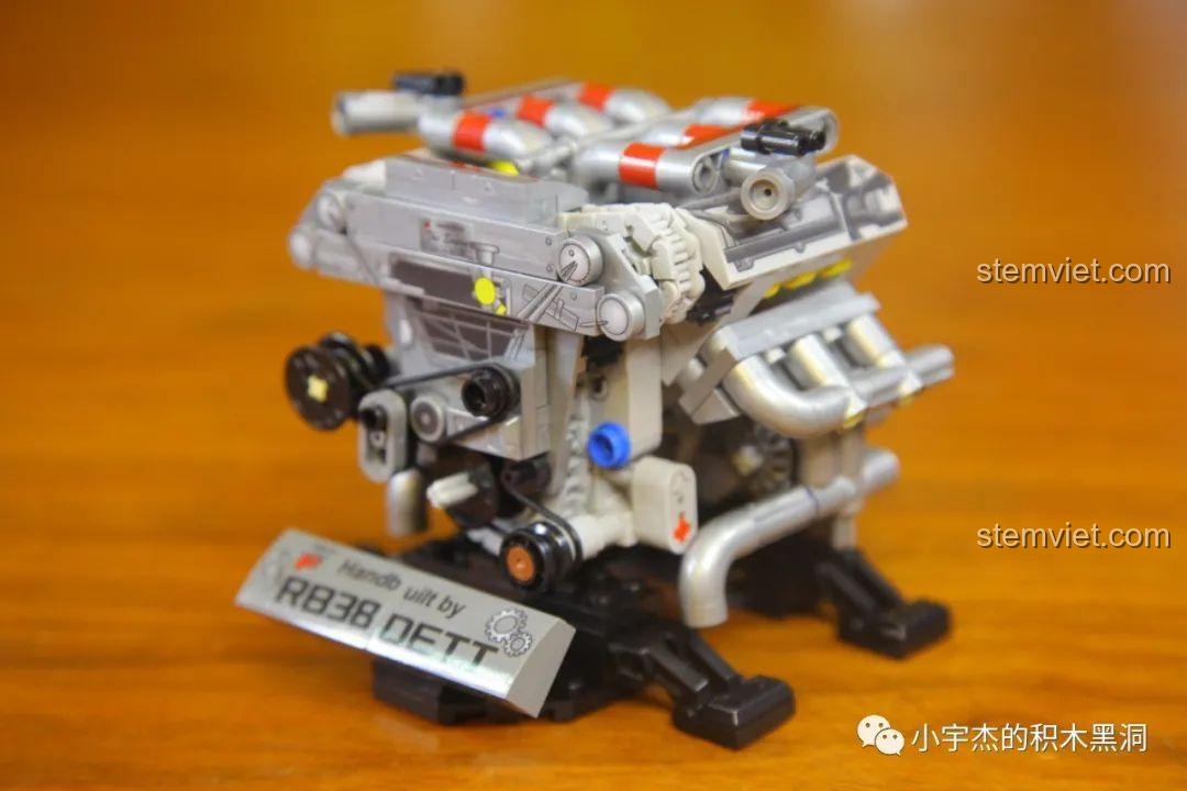 Ảnh 27 của bộ lắp ráp CaDA 8882 Mô hình Nissan GTR, chi tiết mảnh ghép bạc trên động cơ. Đánh giá CaDA 8882 Mô hình Nissan GTR.