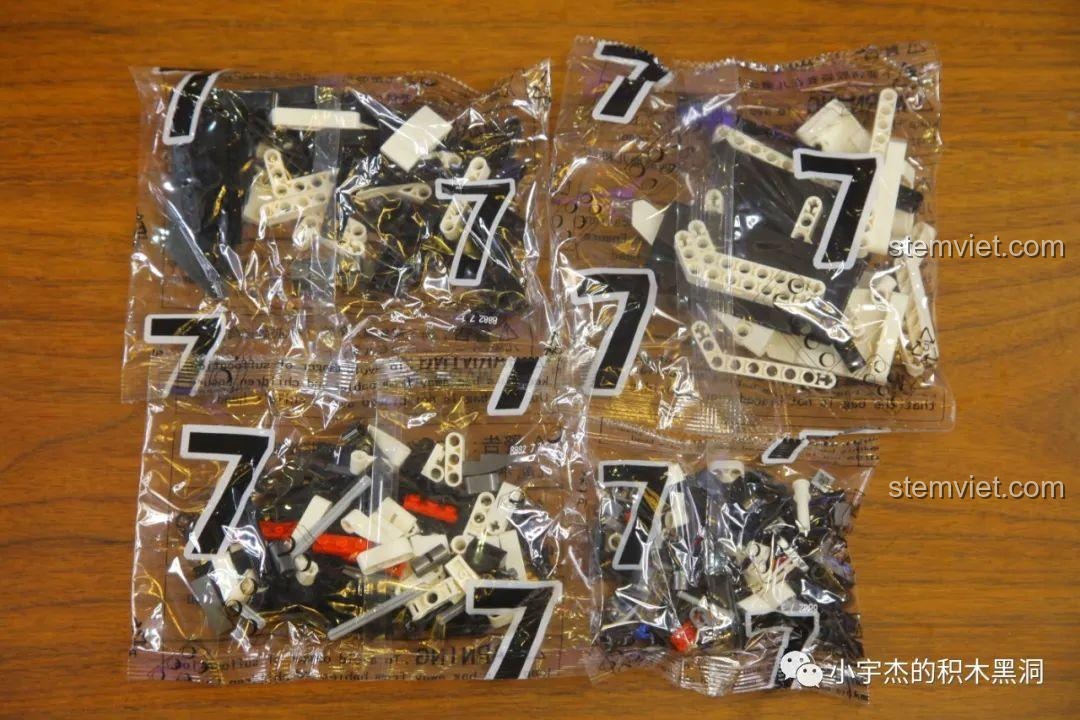 Ảnh 53 của bộ lắp ráp CaDA 8882 Mô hình Nissan GTR, các mảnh ghép bước 7 được đổ ra. Đánh giá CaDA 8882 Mô hình Nissan GTR.