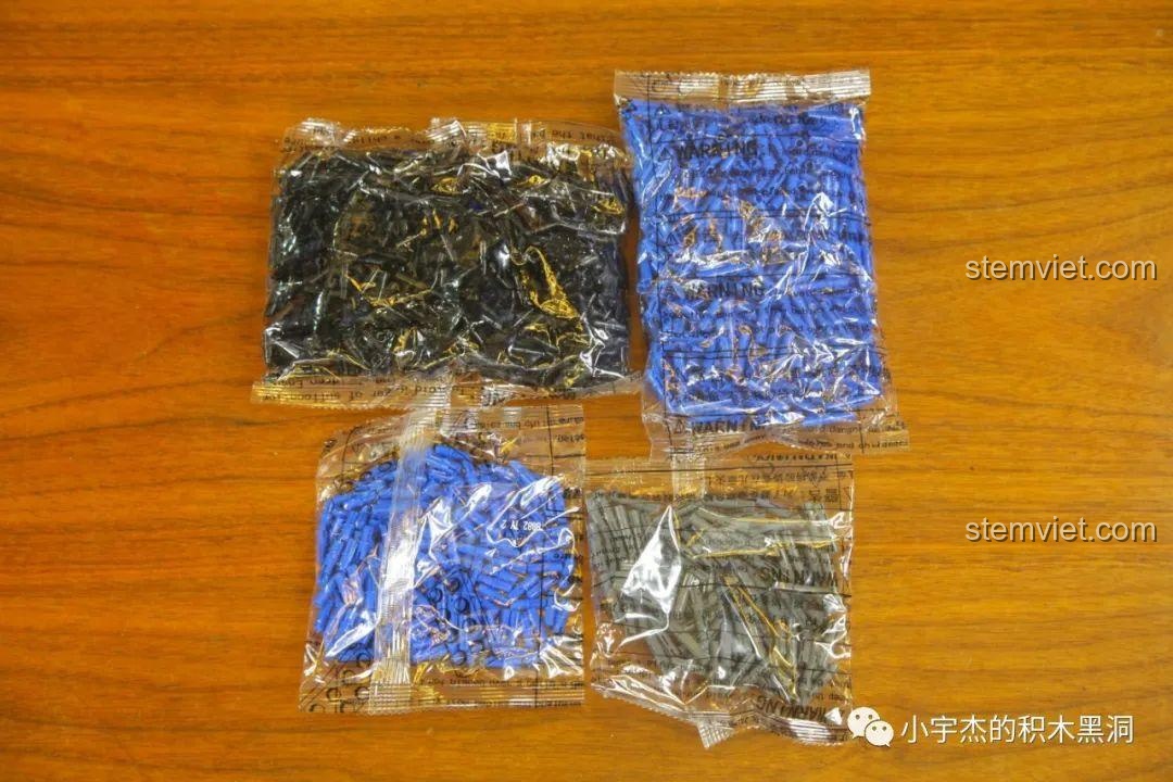 Ảnh 19 của bộ lắp ráp CaDA 8882 Mô hình Nissan GTR, các mảnh ghép chốt được đổ vào hộp. Đánh giá CaDA 8882 Mô hình Nissan GTR.