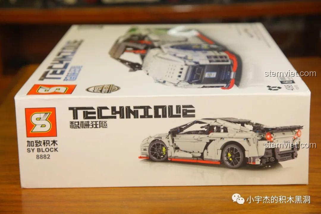 Ảnh 5 của bộ lắp ráp CaDA 8882 Mô hình Nissan GTR, mặt bên hộp với hình ảnh xe hoàn chỉnh. Đánh giá CaDA 8882 Mô hình Nissan GTR.