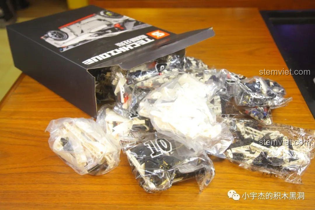 Ảnh 50 của bộ lắp ráp CaDA 8882 Mô hình Nissan GTR, mở hộp thứ hai. Đánh giá CaDA 8882 Mô hình Nissan GTR.