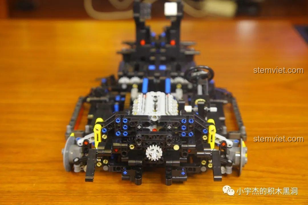 Ảnh 43 của bộ lắp ráp CaDA 8882 Mô hình Nissan GTR, phần đầu xe đang được lắp. Đánh giá CaDA 8882 Mô hình Nissan GTR.