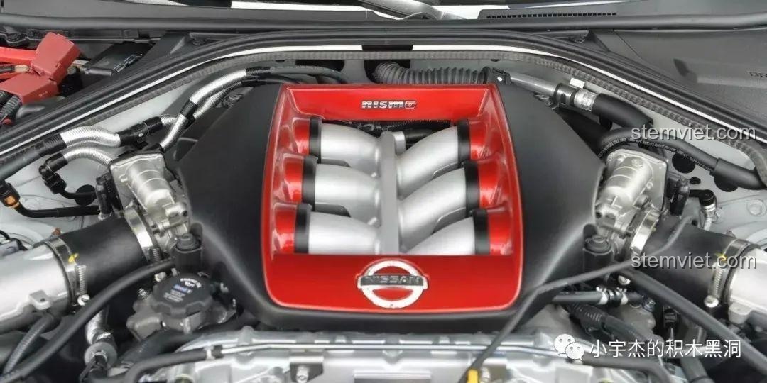 Ảnh 32 của bộ lắp ráp CaDA 8882 Mô hình Nissan GTR, so sánh động cơ mô hình với động cơ thật. Đánh giá CaDA 8882 Mô hình Nissan GTR.