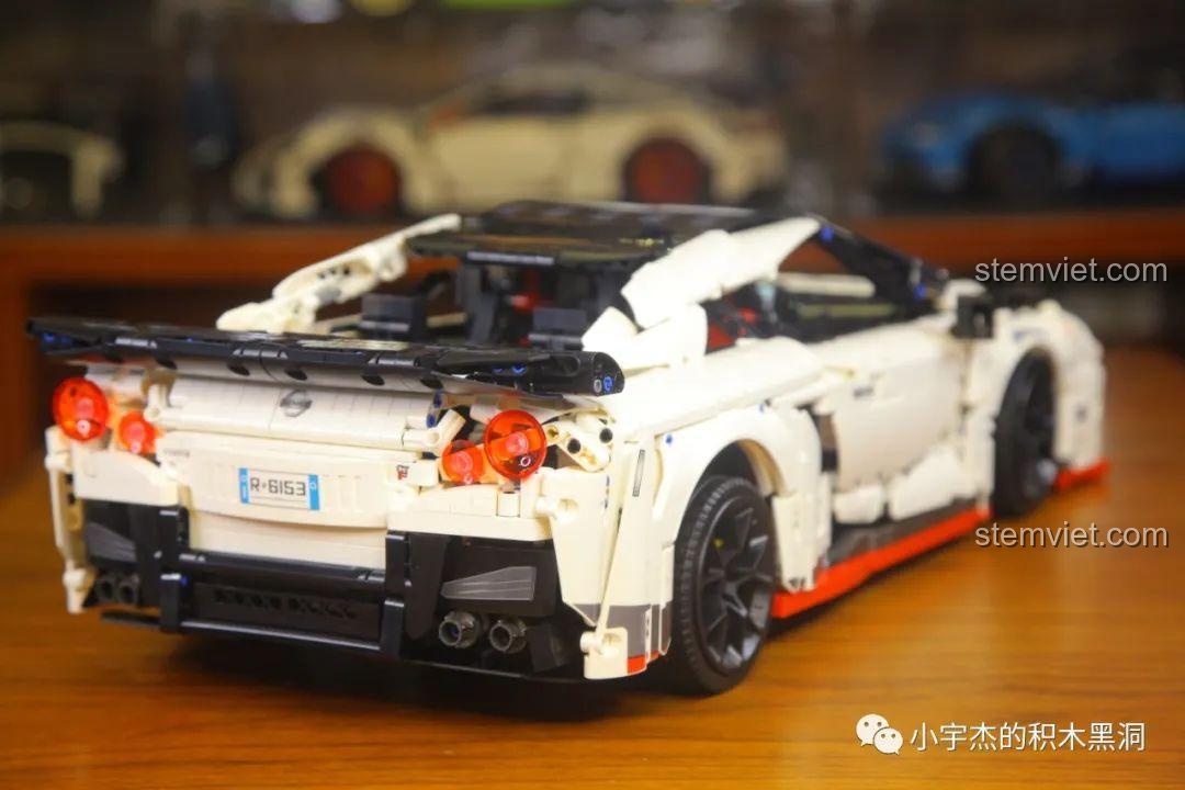 Ảnh 86 của bộ lắp ráp CaDA 8882 Mô hình Nissan GTR, nhìn trực diện phía sau. Đánh giá CaDA 8882 Mô hình Nissan GTR.