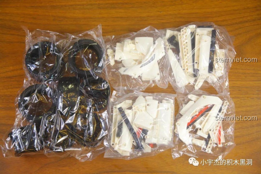 Ảnh 51 của bộ lắp ráp CaDA 8882 Mô hình Nissan GTR, các túi mảnh ghép ngoại thất. Đánh giá CaDA 8882 Mô hình Nissan GTR.