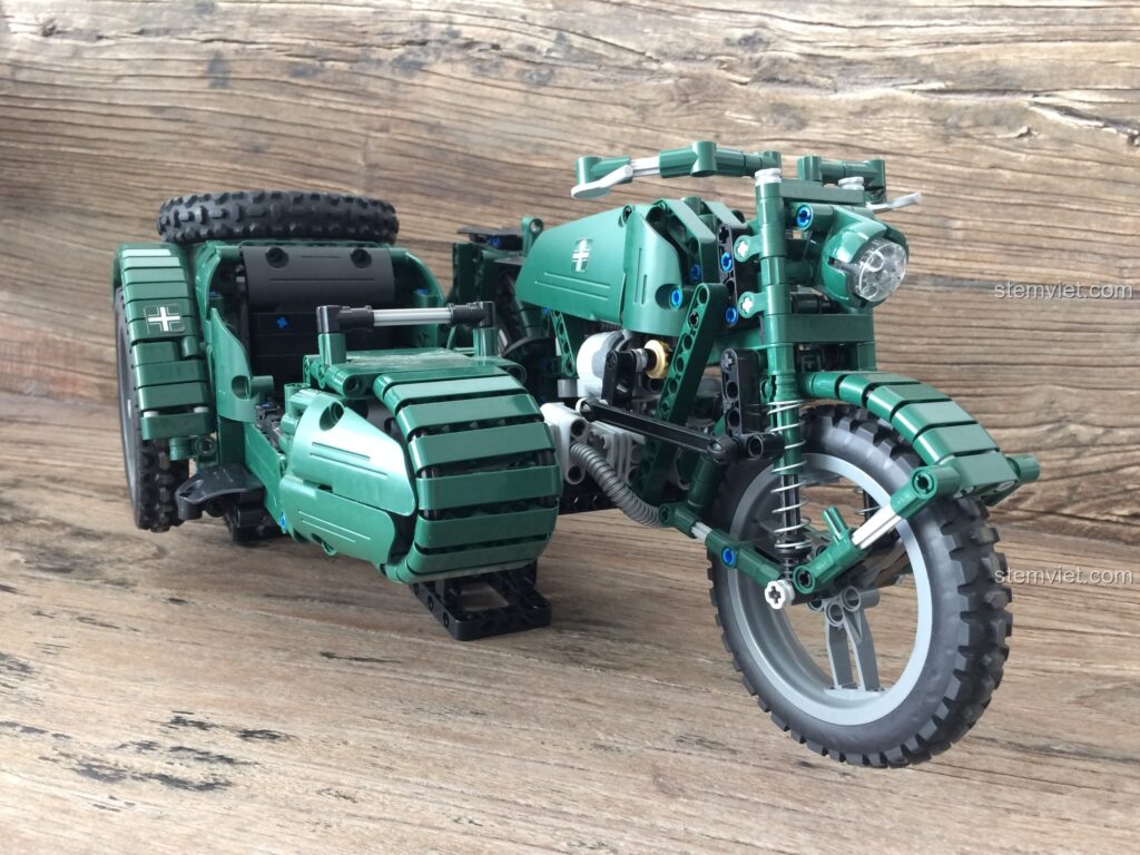 Mô tô quân sự Thế chiến II CaDA C51021 lắp ráp từ mảnh ghép, nhìn từ phía trước bên trái