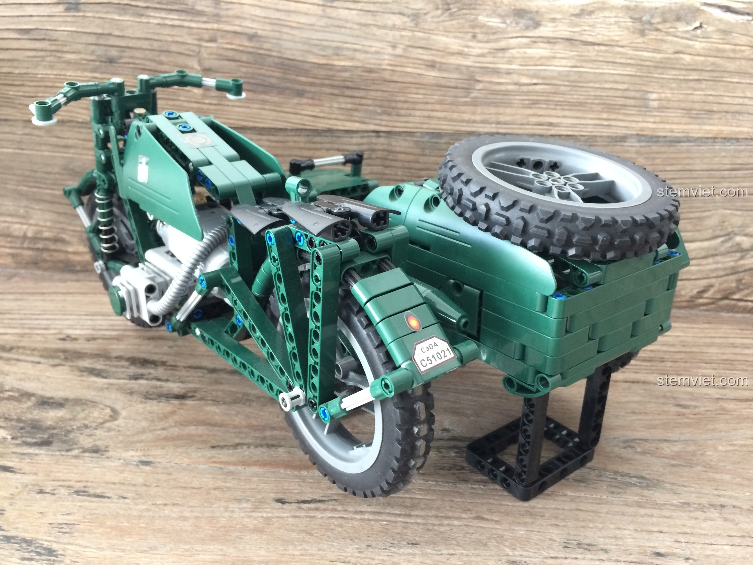 Mô tô quân sự Thế chiến II CaDA C51021, nhìn từ phía sau bên phải