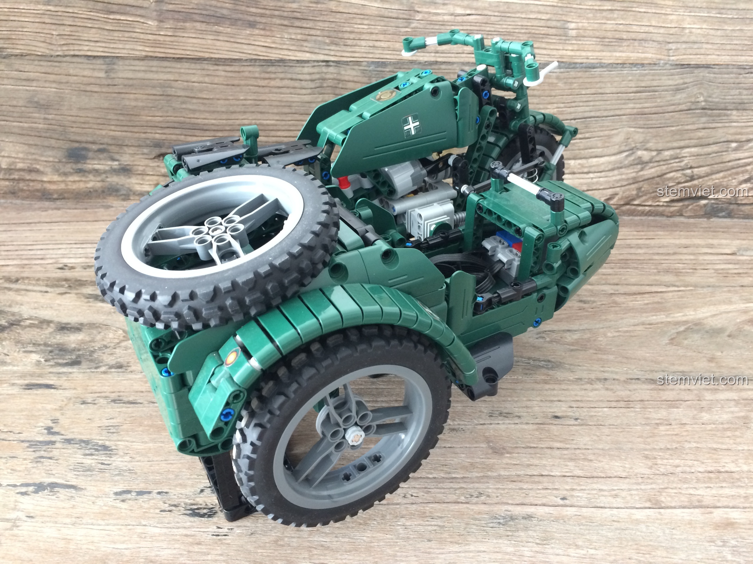 Mô tô quân sự Thế chiến II CaDA C51021, nhìn từ phía sau