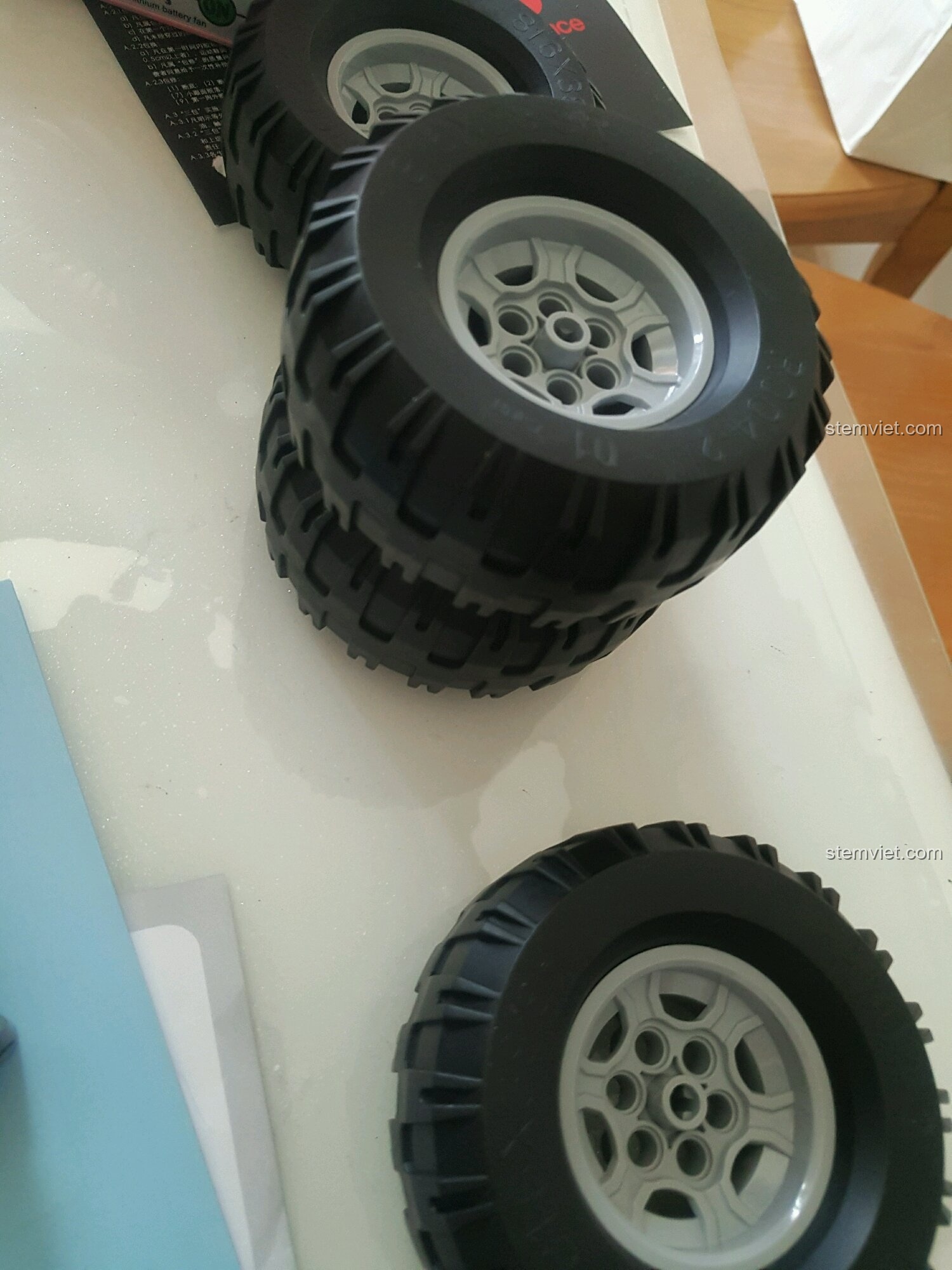 Các bánh xe lớn, gai góc của mẫu xe địa hình lắp ráp CaDA C51041