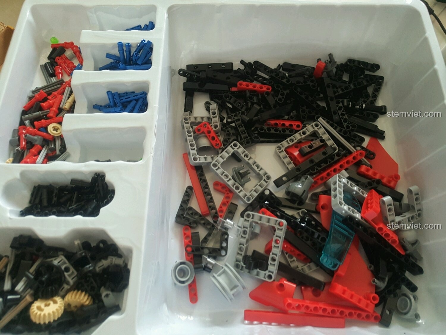 Các chi tiết lắp ráp của bộ đồ chơi CaDA C51041 được phân loại trong hộp