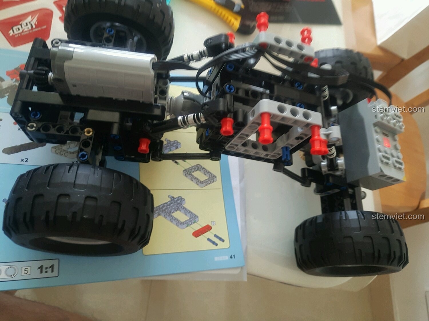 Khung gầm và động cơ của xe địa hình CaDA C51041 đang trong quá trình lắp ráp