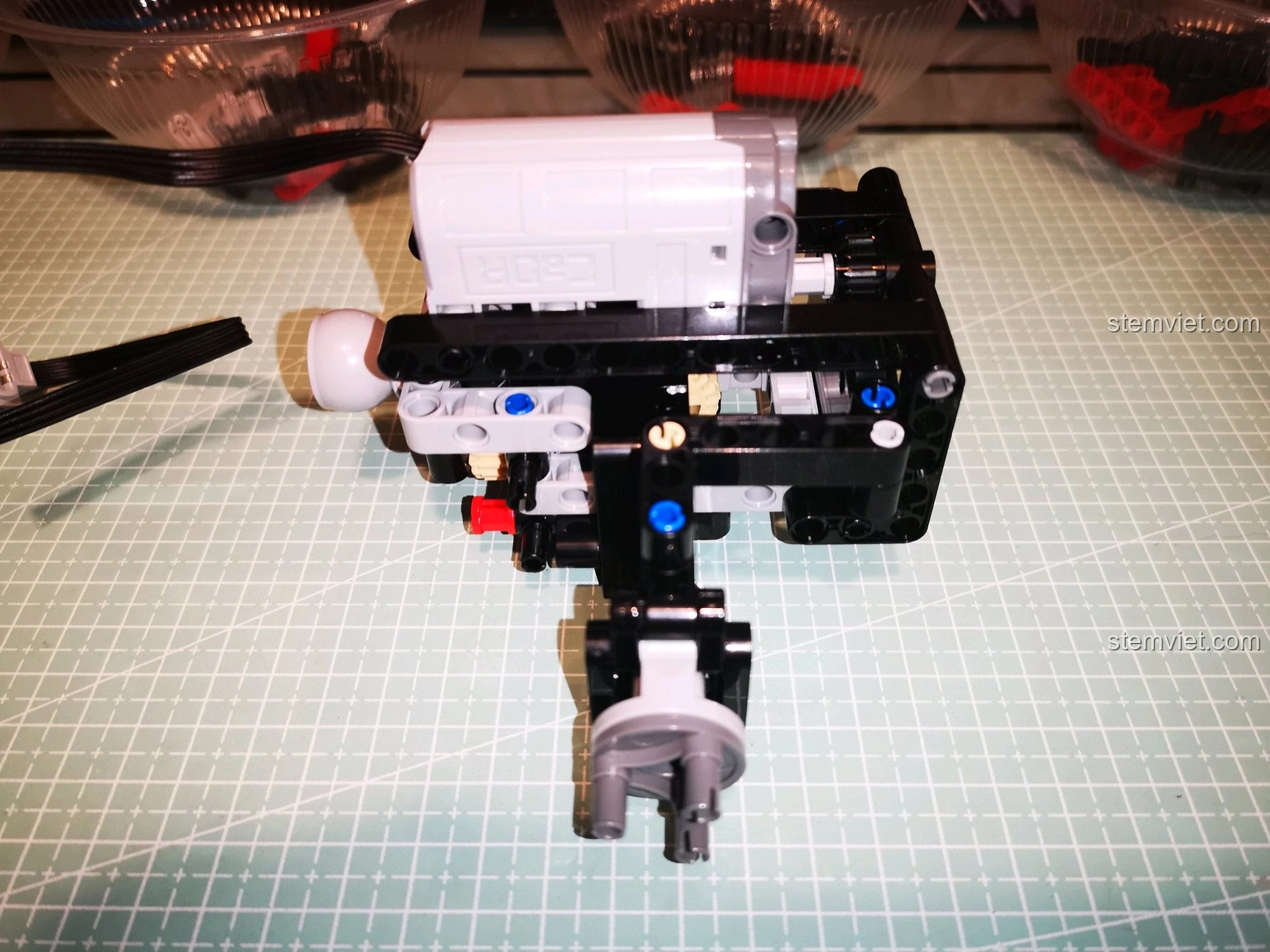 Bốn bánh xe của CaDA C51041 đã sẵn sàng để gắn vào khung gầm, hoàn thiện vẻ ngoài của chiếc xe địa hình.