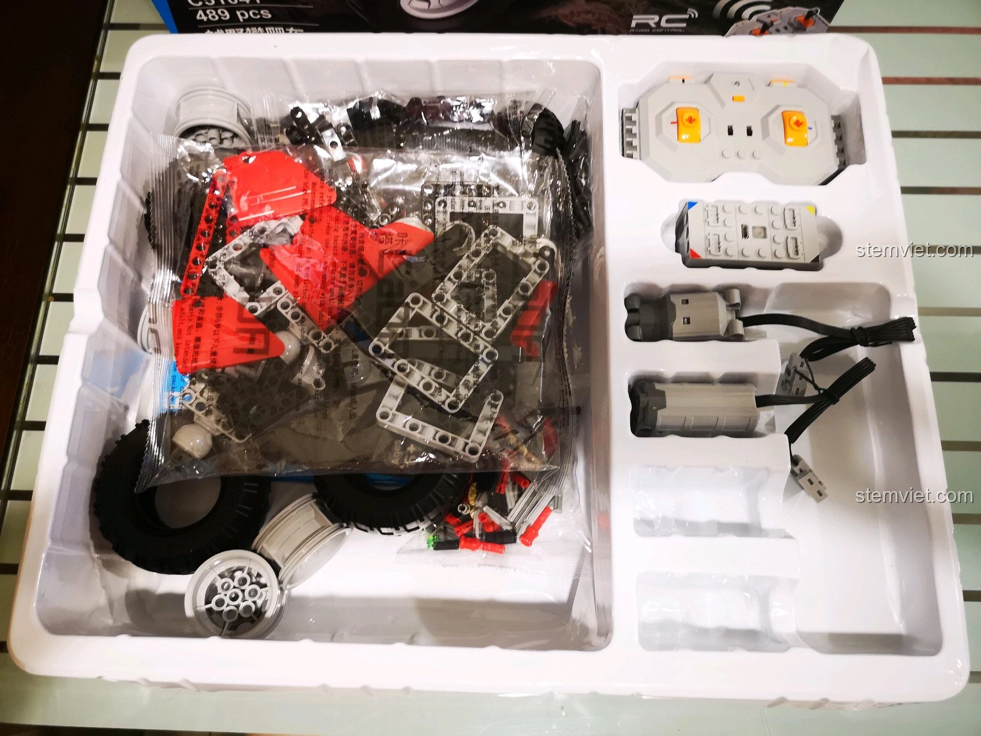 Bên trong hộp bộ lắp ráp CaDA C51041, các chi tiết được sắp xếp gọn gàng trong khay nhựa, dễ dàng kiểm tra.